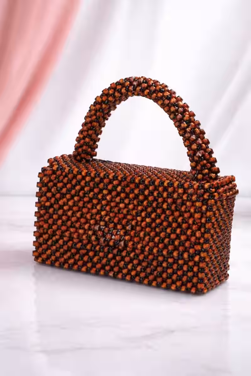 sac fait main rouge et noir orné de perles